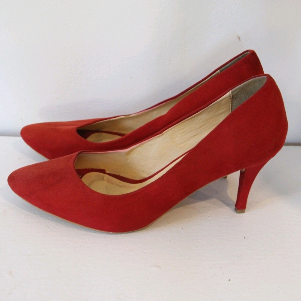 Red Heels - Picture 2 of 7